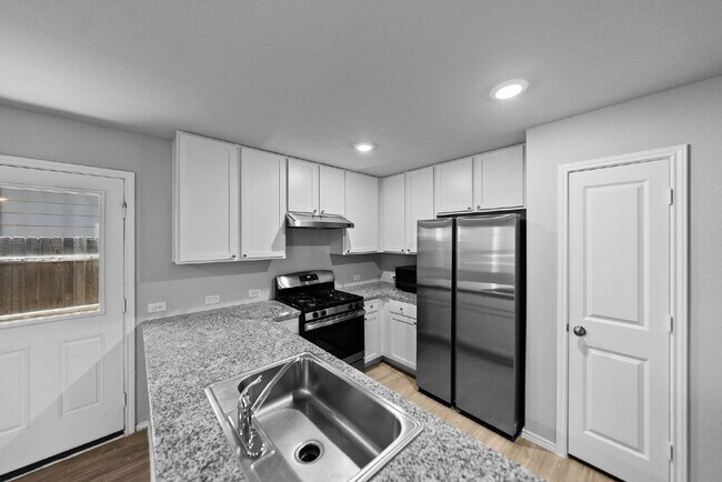 Building Photo - Welcome to Your New Home! Enjoy Free Rent!...