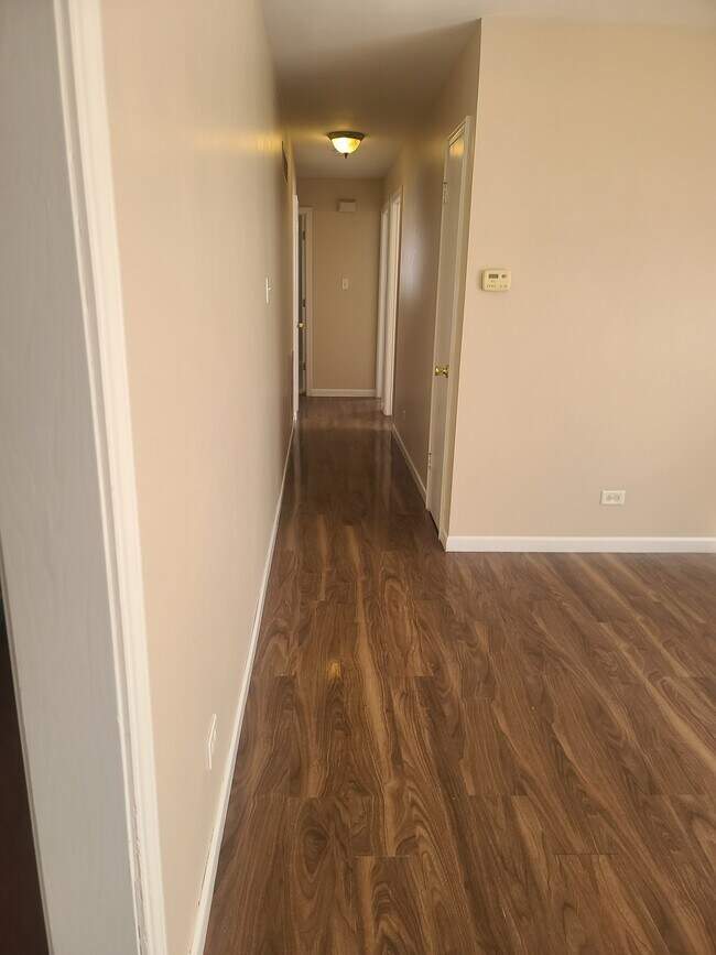 Building Photo - 28 E 14th Pl
