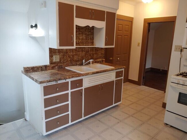 Building Photo - 824 Huestis Ave