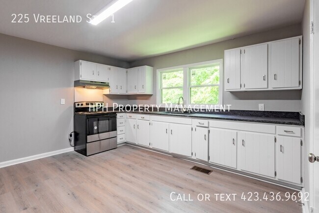 Building Photo - 225 Vreeland St