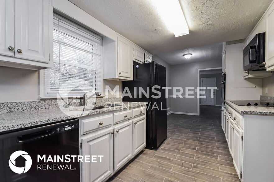 Building Photo - 6112 Lakeshore Dr SE