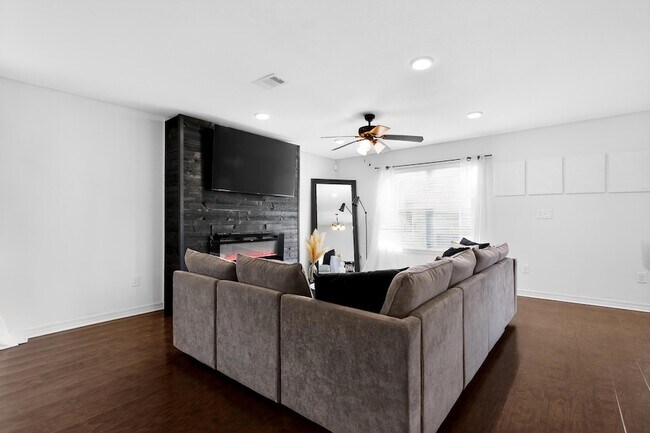 Building Photo - 507 Eisenhower Dr