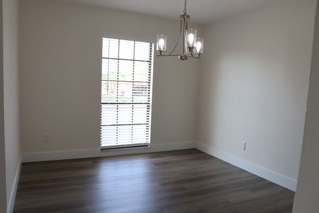Building Photo - 608 Rosemarie Ave