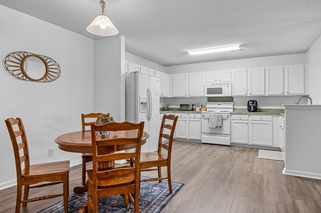 Building Photo - Ranch Style Home in Hunt Club For Rent!