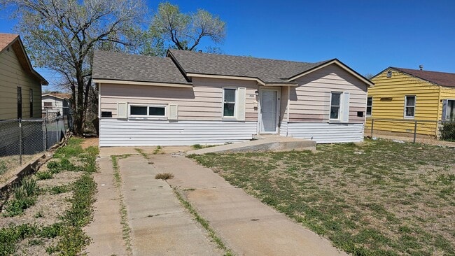 Building Photo - 3 Bed 1 bath home ready for immediate move in!