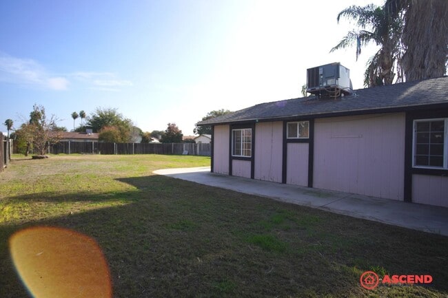 Building Photo - Charming home is Oildale!