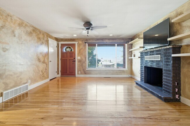 Building Photo - 555 S 1300 E