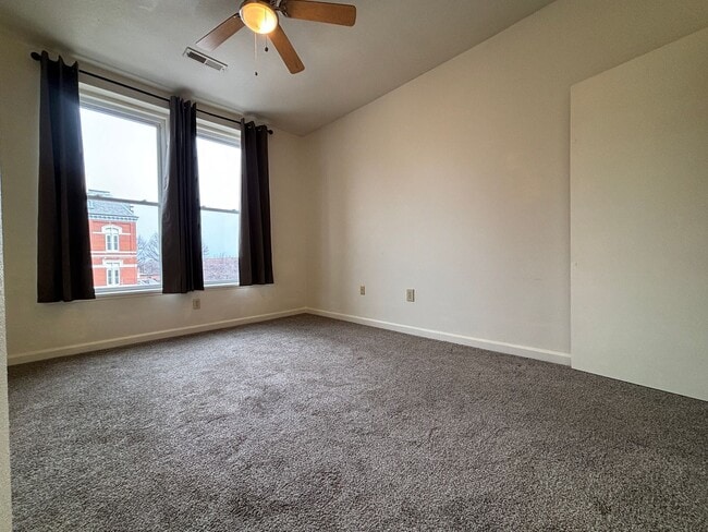 Building Photo - Uptown Apartments