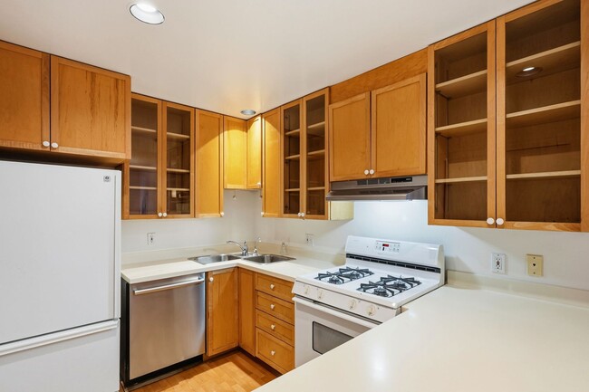 Building Photo - Spacious Two Bedroom Condo in Potrero Hill - Please Contact for Showing Availability!