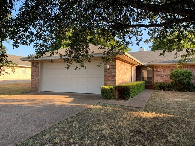 Building Photo - Duplex