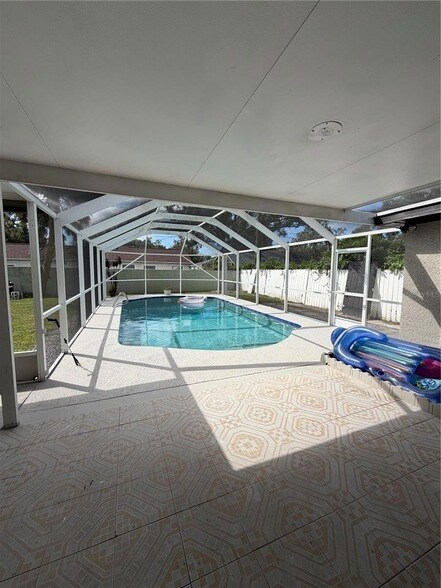 Building Photo - 1702 W Dempsey Ave