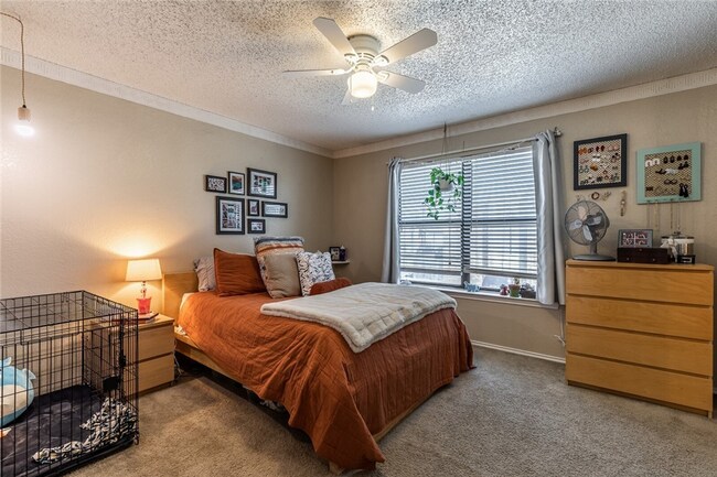 Building Photo - 2 Bd / 2 Ba Townhome Minutes Away From Campus & Downtown!