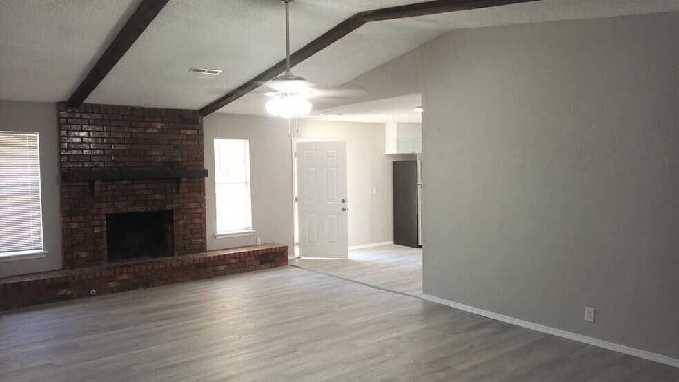 Building Photo - 4408 S Cypress Ave