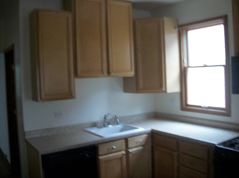 Building Photo - 2440 W Warner Ave
