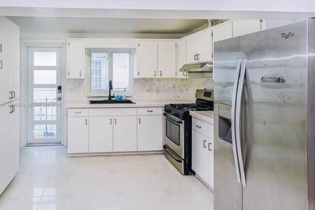 Building Photo - 5911 SW 6th St