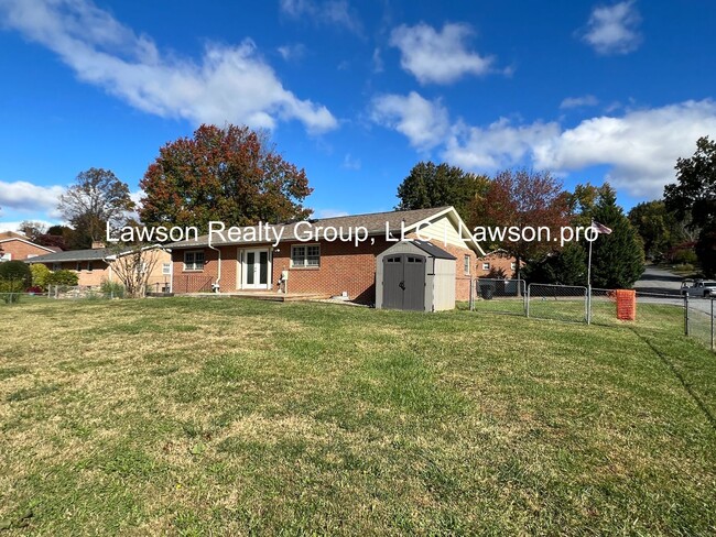 Building Photo - Three Bedroom Brick Ranch with Fenced Yard...