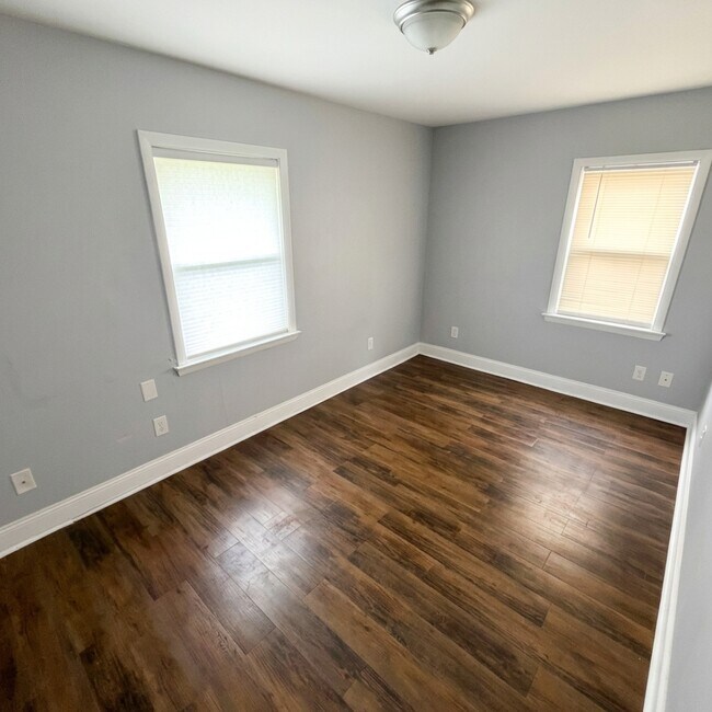 Building Photo - 421 Banksia Dr