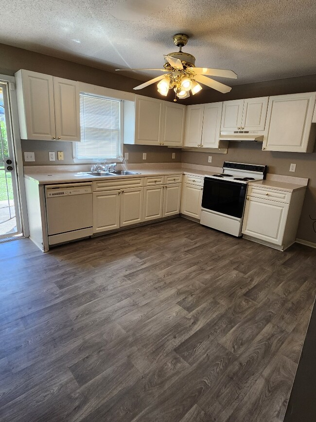 Building Photo - 4912 Cheshire Ln