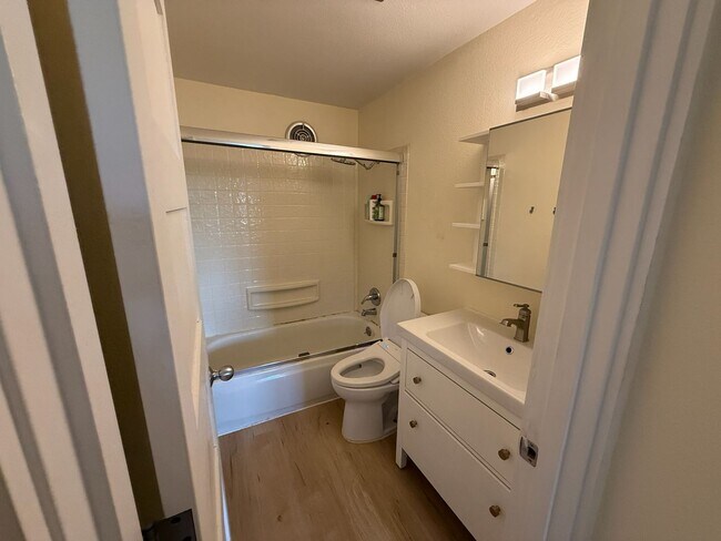 Building Photo - Lake Washington waterfront living with lak...