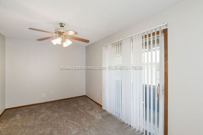 Building Photo - Towers 120- Spacious towhnhome!