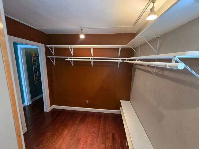 Building Photo - Beautiful 2 Bedroom 1.5 Bathrooms Patterson Park