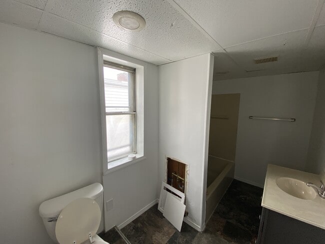 Building Photo - 909 E Philadelphia St