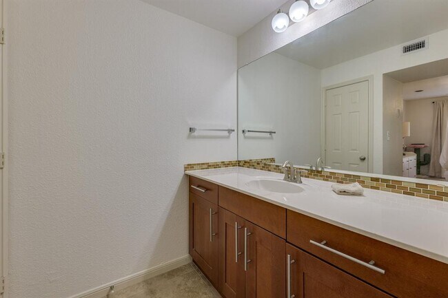 Building Photo - 7685 Northcross Dr