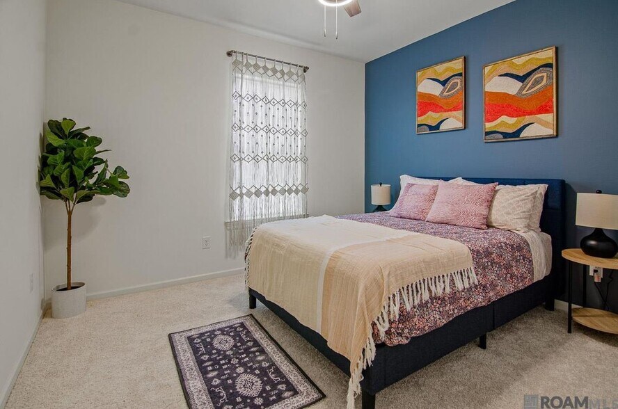 Building Photo - 5618 Cottage Lake Dr