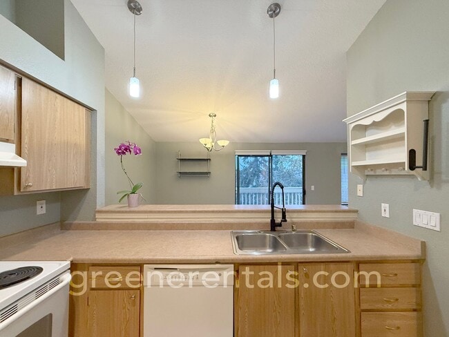 Building Photo - 2BR/1.5BA 3rd Floor Condo Overlooking Sinclair Inlet