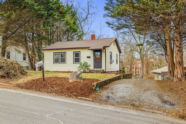 Primary Photo - Cozy West Asheville 2-Bedroom Near Haywood...