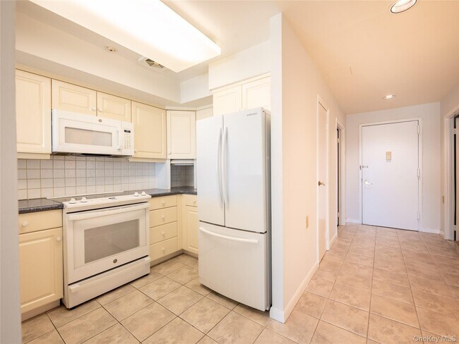 Building Photo - 372 Main St