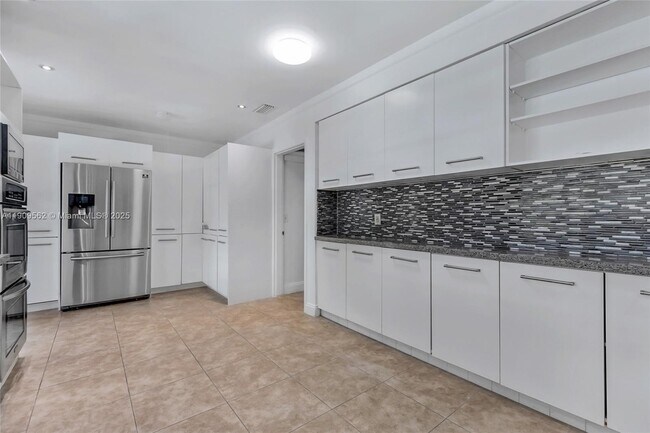 Building Photo - 13820 SW 82nd Ave