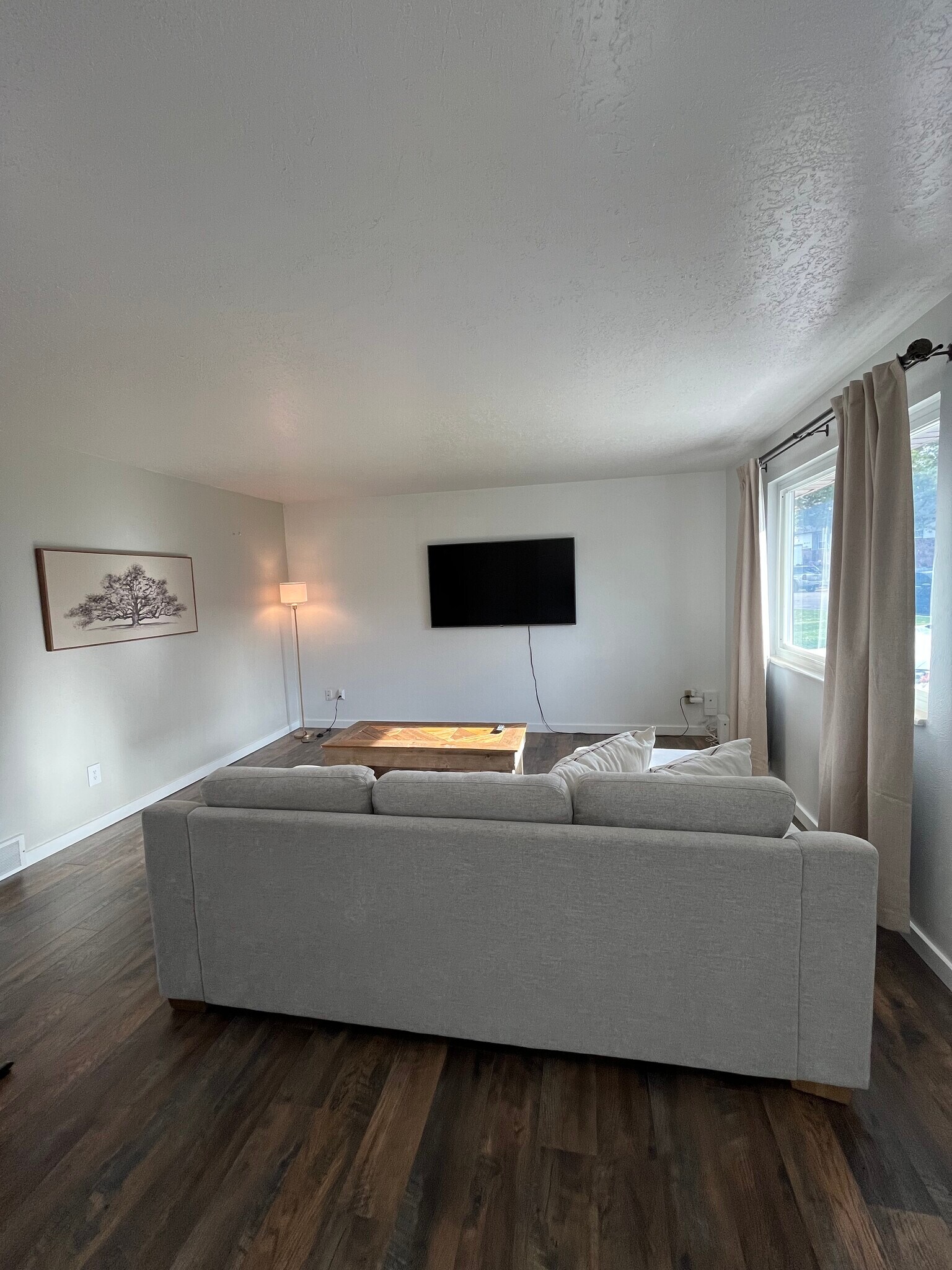 Building Photo - 2122 Colonial Ln