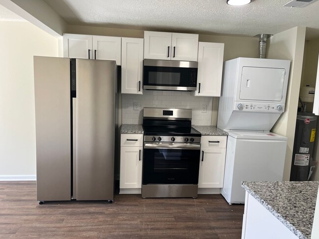 Building Photo - 2 Bed 1 Bath Duplex