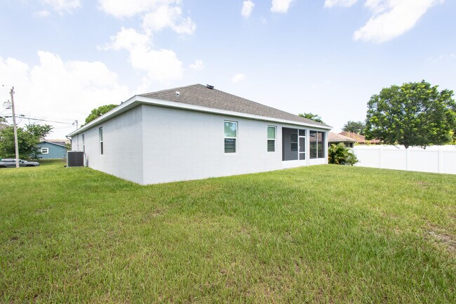 Building Photo - 2149 SW Susset Ln