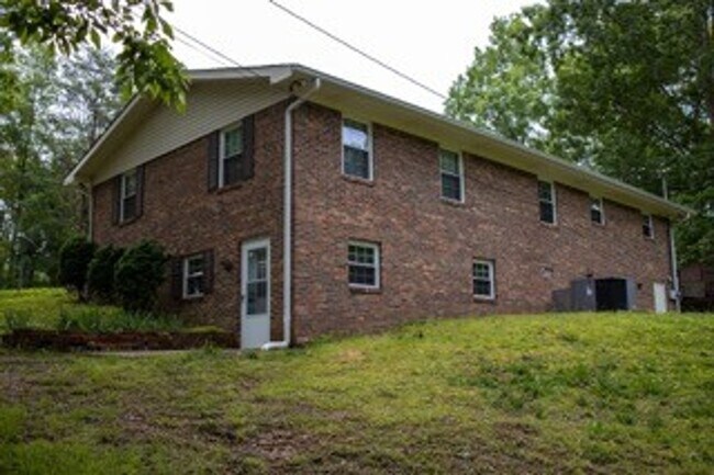 Building Photo - Updated 3 bed 2 bath house with yard and b...