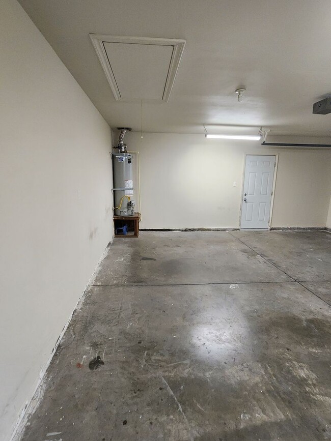 Building Photo - 3 Bedroom 2 Bath in HOA Community with Com...