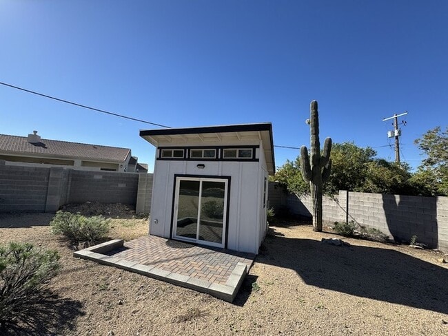 Building Photo - Mid Century and Mountain Views