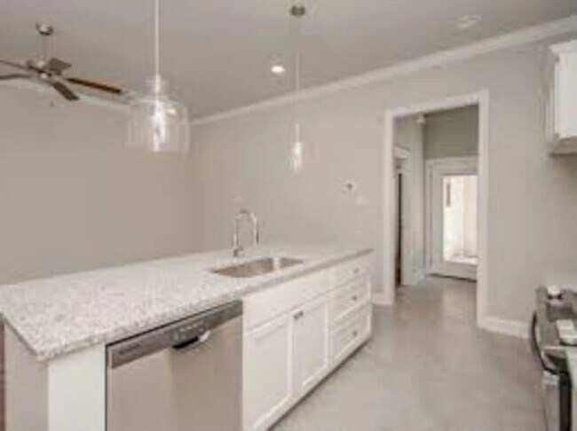 Building Photo - 2 Bedroom Furnished Rental Near LSU|Short Term & Long Term Options Available