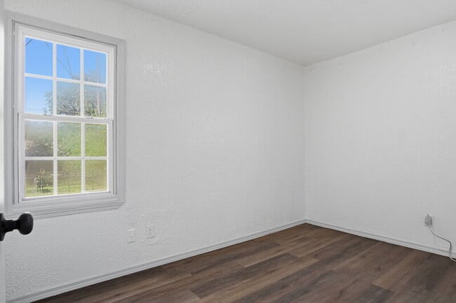 Building Photo - 549 E Ercoupe Dr
