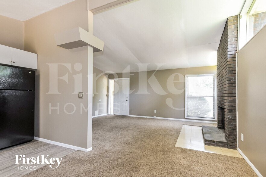 Building Photo - 2420 Cherry