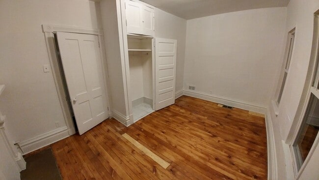 Building Photo - Large 3 bedroom, 2 bathroom freshly renovated house with stainless steel appliances!!