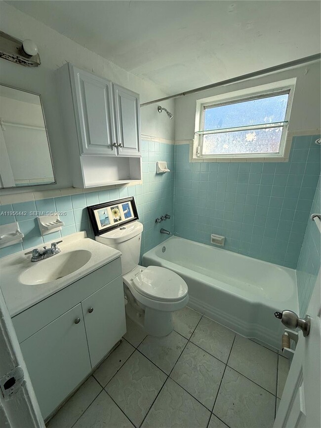 Building Photo - 654 W 29th St