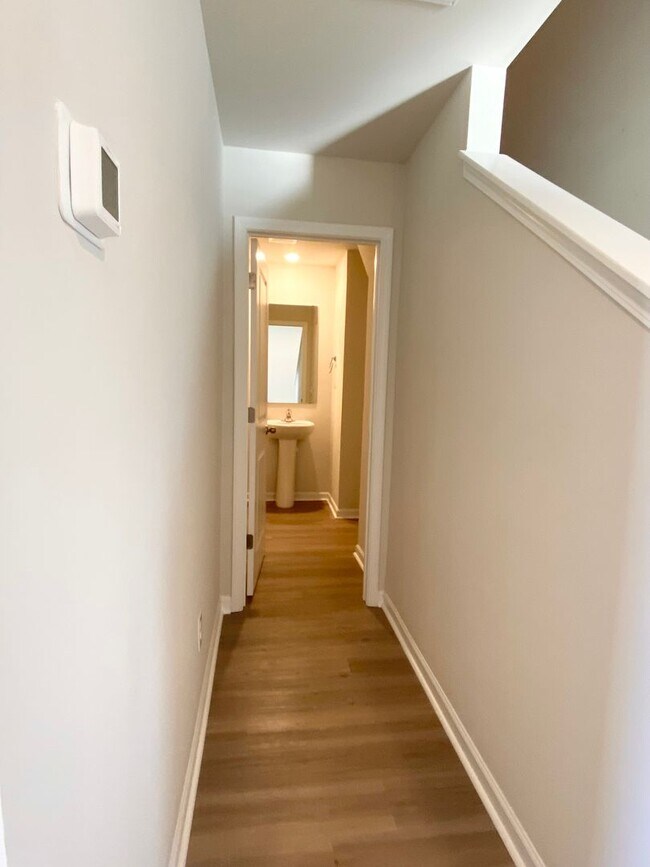 Building Photo - BETTER THAN NEW!