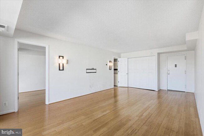 Building Photo - 1401 N Rhodes St