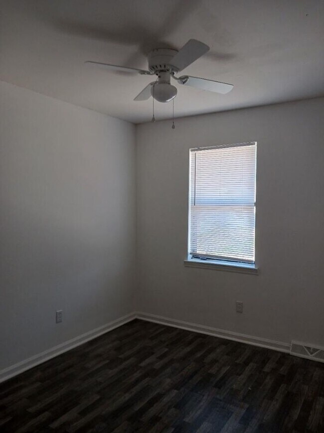 Building Photo - 3 Bed Townhome in N Chas!