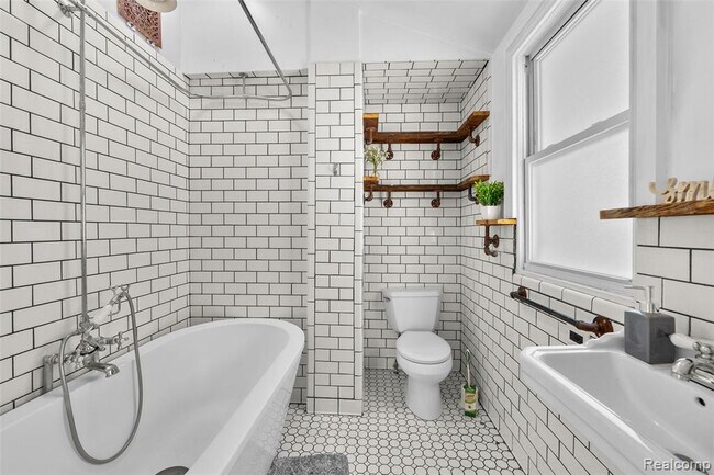 Building Photo - 1674 Eaton Rd