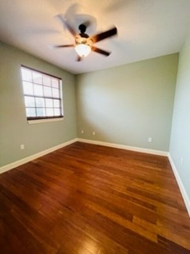 Building Photo - Townhome in the gated community of Bristol...