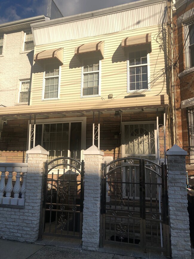 Primary Photo - 35 Autumn Ave