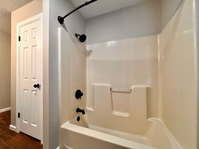 Building Photo - 490 Scott Ln